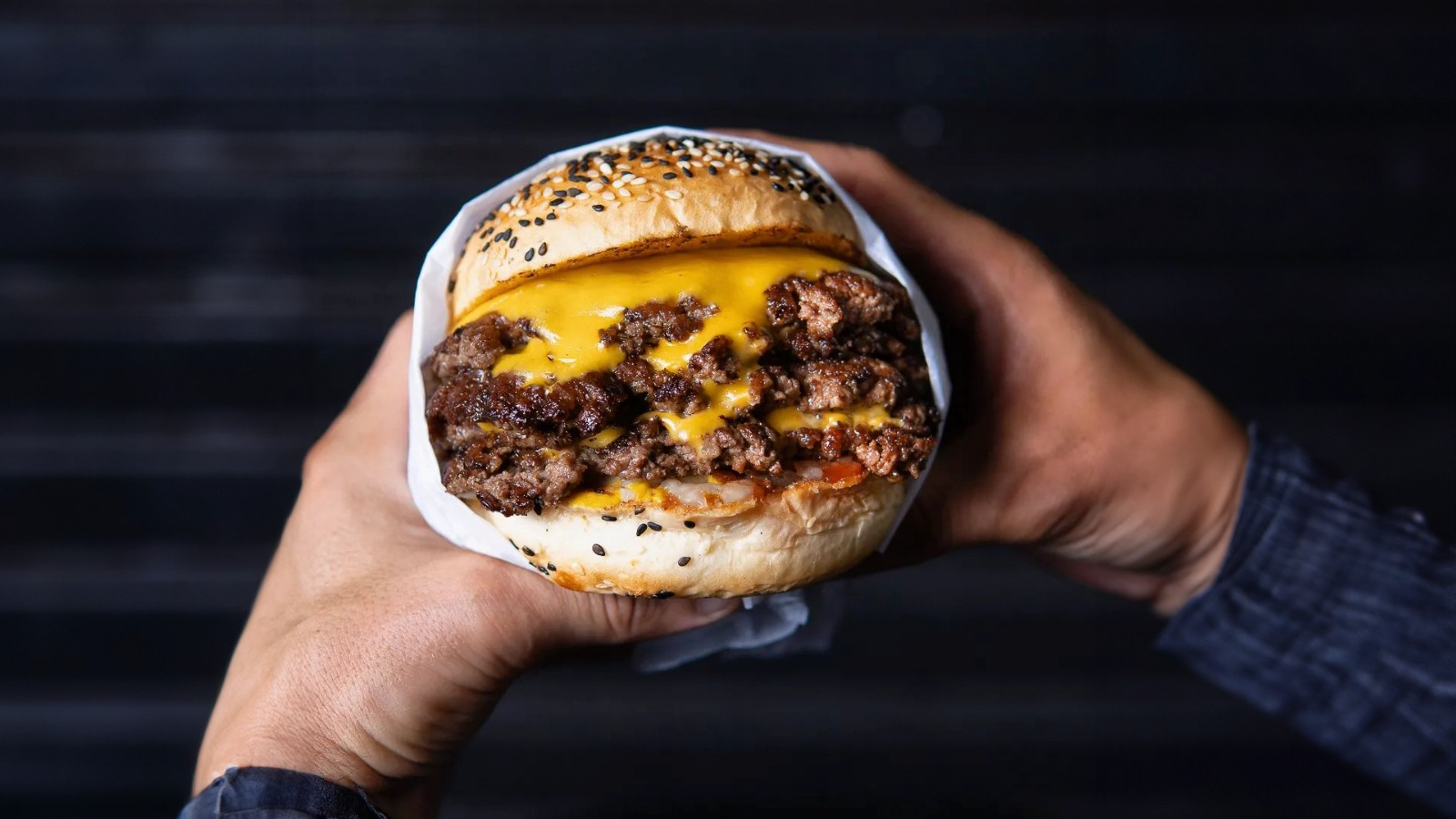 Se delicie com hambúrgueres fartos. Crédito: Fábrica OG Burger