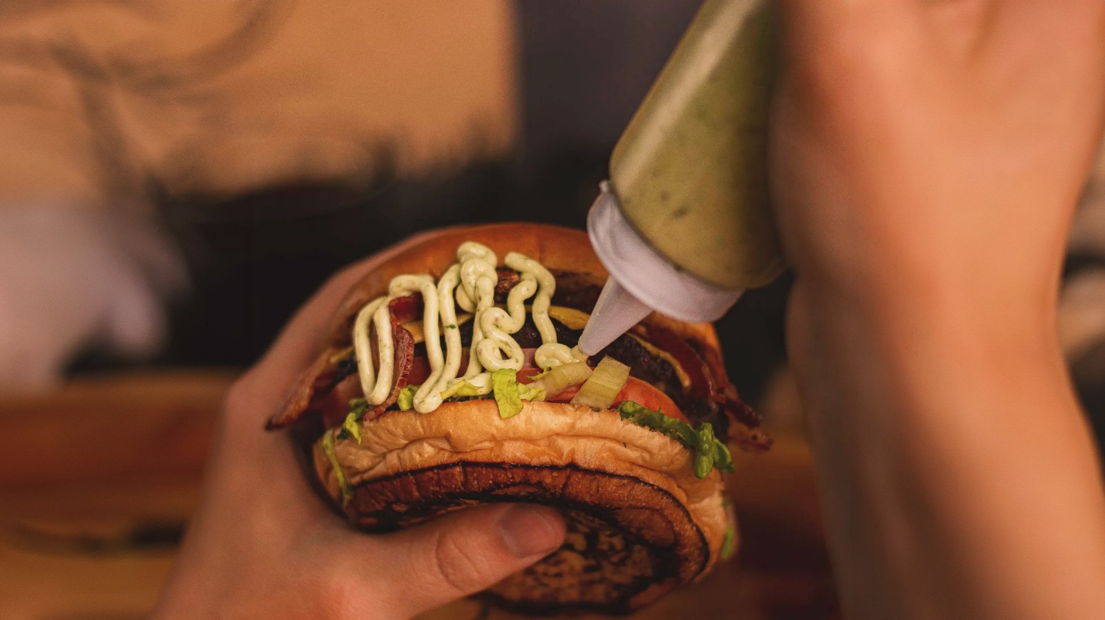 Conheça o Delivery de Hambúrgueres que ficou entre os melhores do Ifood. Crédito: Projeto Brasa