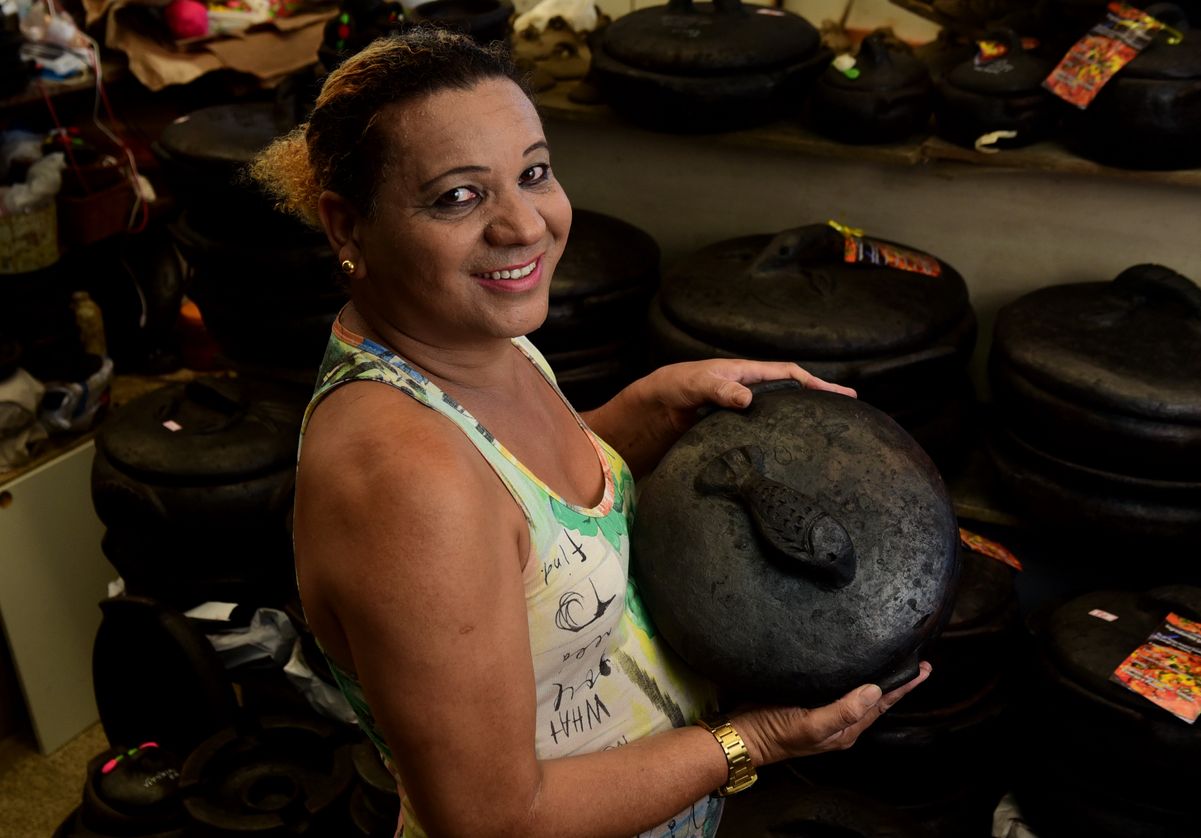 Carla da Vitória, ela é uma mulher trans e faz panelas de barro