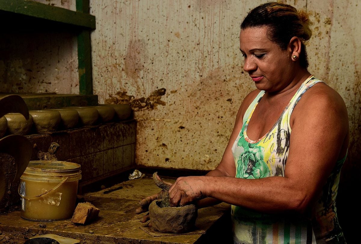 Carla da Victória diz que chega a fazer 150 panelas de barro por semana