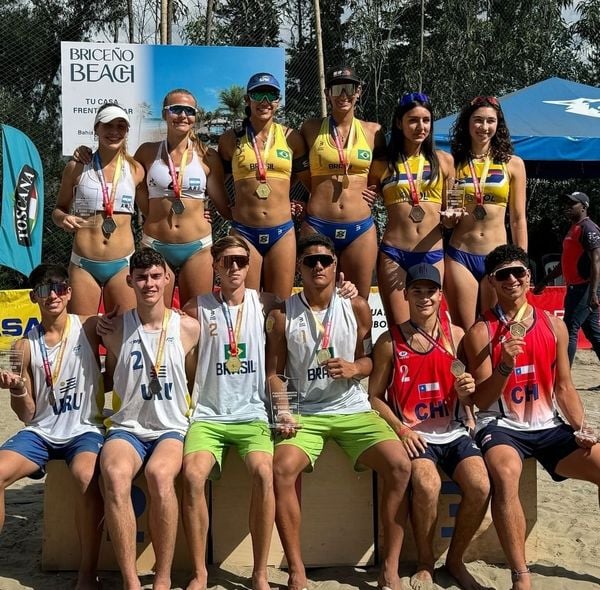 Julhia e Marcela no topo do pódio do Sul-Americano sub-19 de vôlei de praia