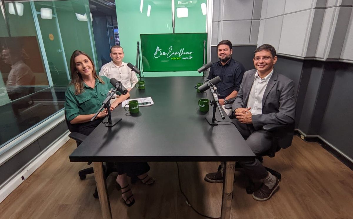 Naiara Arpini, Luan Pogian, Maycon Oliveira e Roni Mukamal no episódio 5 do podcast Bem Envelhecer MedSênior