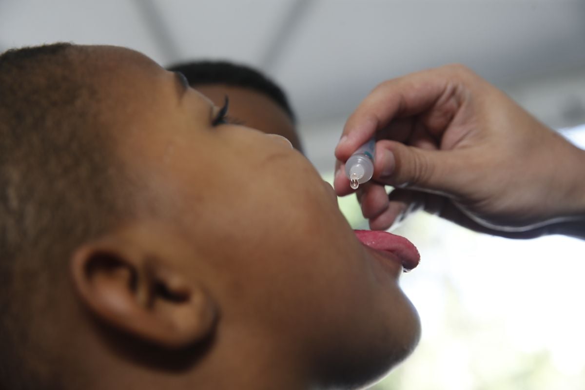 Crianças são imunizadas em campanha contra a poliomielite 