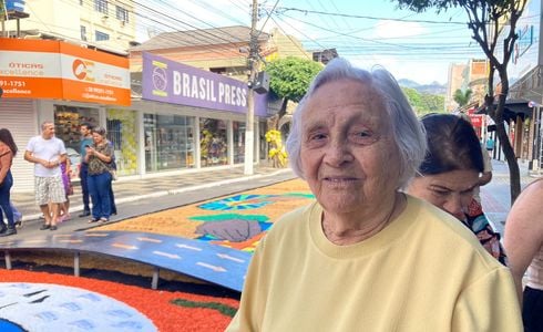 Francisca Campos Fracarolli estava entre as milhares de pessoas que visitaram os tapetes na cidade nesta quinta-feira (30)