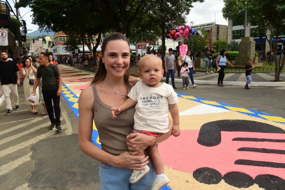 A enfermeira Jaqueline Valani é moradora de Vitória e, nesta quinta-feira (30), levou, pela primeira vez, o filho Davi, de 9 meses, para conhecer os tapetes.