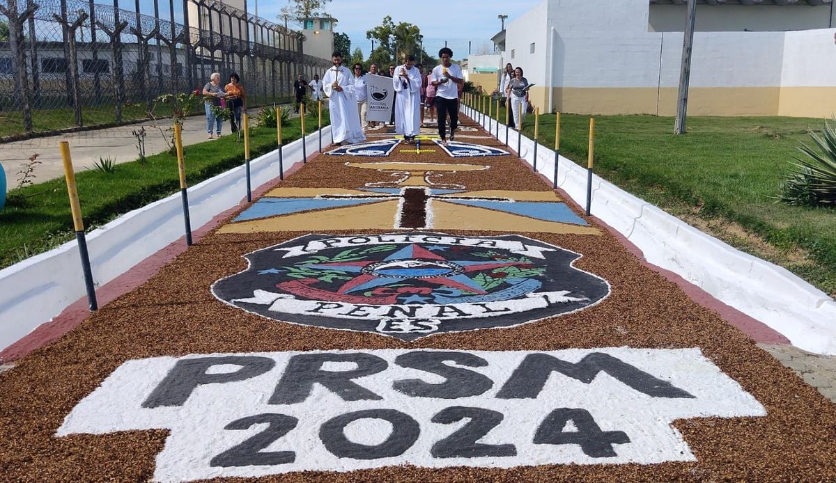 Internos do sistema prisional fazem tapetes para celebrar Corpus Christi
