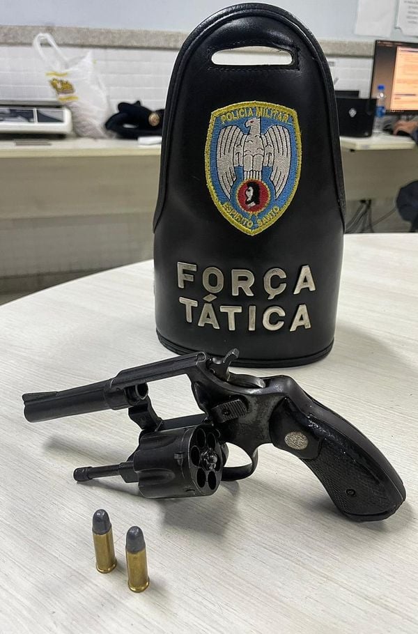 Arma apreendida após o crime em Itacibá, Cariacica