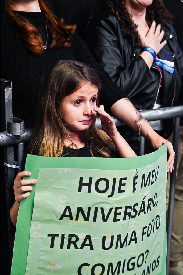 Isabella Hosken pediu para Jorge & Mateus um abraço como presente de aniversário, durante o Festival de Alegre 2024