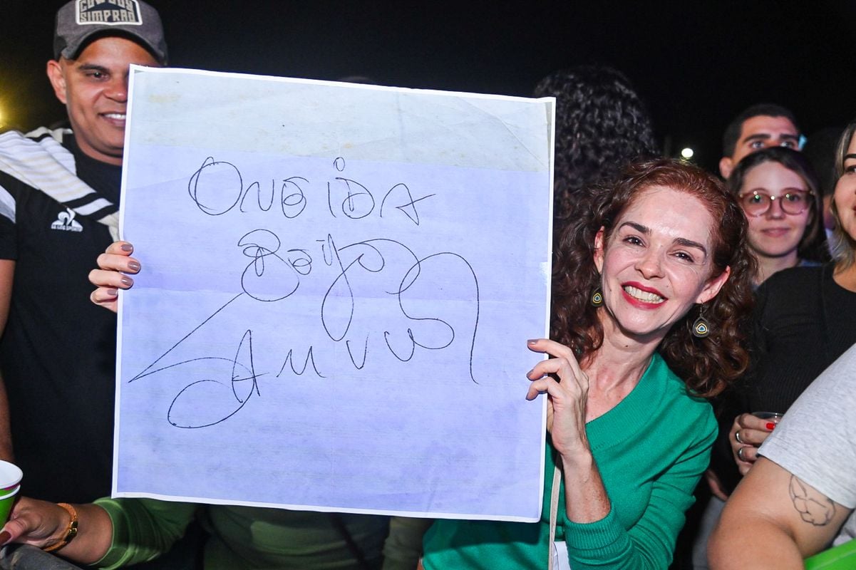 Oneida de Oliveira levou para o Festival de Alegre 2024 uma cópia do autógrafo que ganhou de Samuel Rosa em 1997
