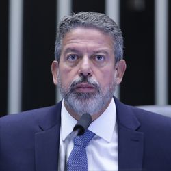 Mariângela Fialek, a Tuca, é suspeita de integrar estrutura para direcionar indevidamente emendas sob ordem de ex-presidente da Câmara, diz Dino; defesa não foi localizada e Lira não se manifesta