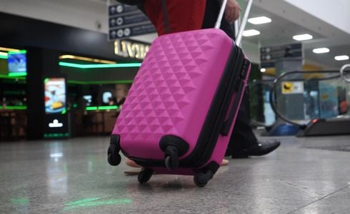 Passageiros que embarcam por último no avião reclamam que são forçados a despachar mala devido à lotação do bagageiro interno da aeronave; saiba seus direitos