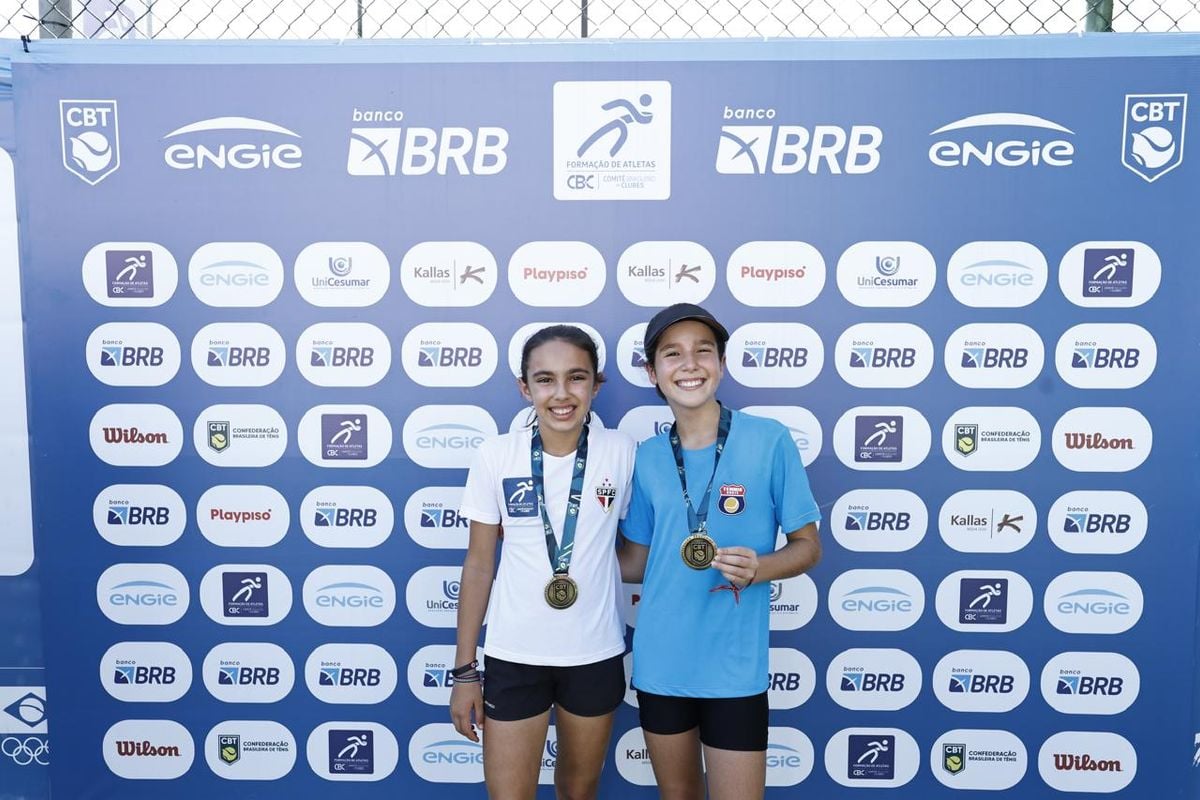 Bibinha (de camisa azul) comemorando a medalha ao lado da parceira Gabi Carvalho