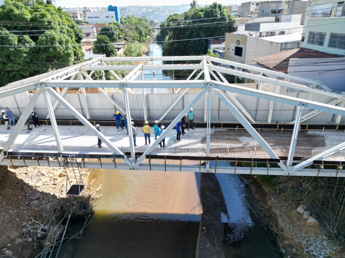 Estrutura de ponte em obra em Colatina oferece risco a trabalhadores e pedestres
