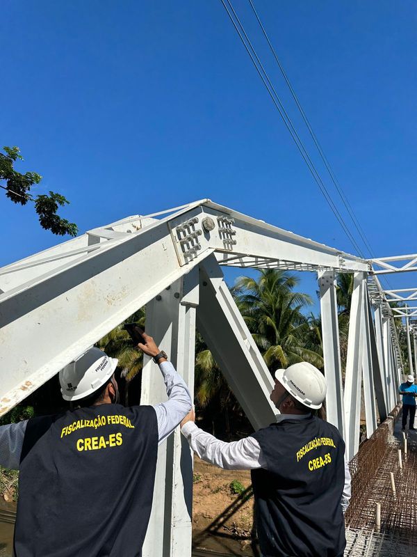Estrutura de ponte em obra em Colatina oferece risco a trabalhadores e pedestres por Divulgação/Crea-ES