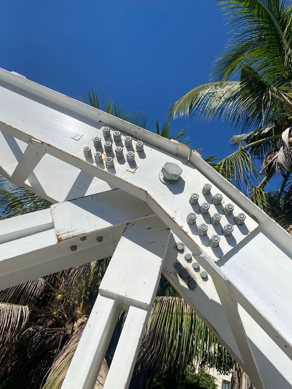 Estrutura de ponte em obra em Colatina oferece risco a trabalhadores e pedestres por Divulgação/Crea-ES