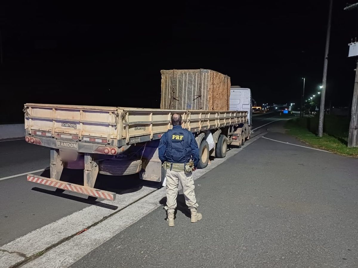 PRF flagrou caminhão transportando bloco de rocha com travas soltas em Guarapari
