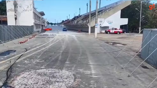 Segundo a organização, o carro laranja não conseguiu frear e causou o acidente durante evento de arrancada em Vitória, no Espírito Santo