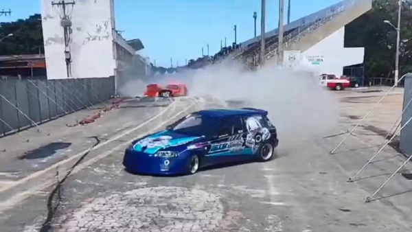 Segundo a organização, o carro laranja não conseguiu frear e causou o acidente durante evento de arrancada em Vitória, no Espírito Santo