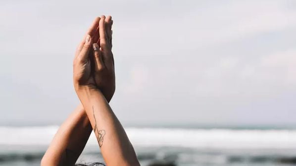 Neste guia de Yoga para os signos, você aprende um pouco mais sobre como cuidar da sua energia e recebe uma dica de prática para te ajudar