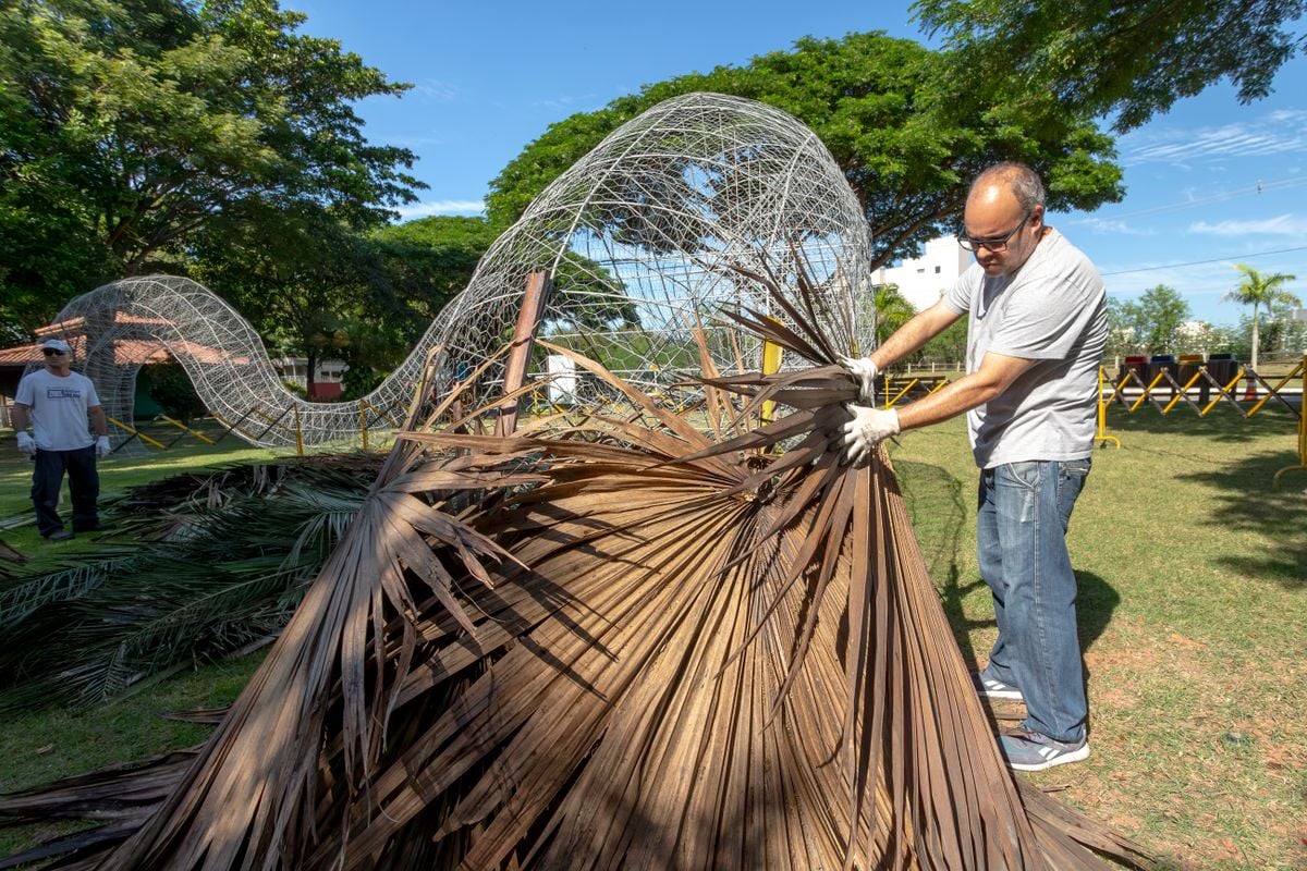 Esculturas gigantes foram desenvolvidas pelo casal de artistas Felipe Barbosa e Rosana Ricalde por Felipe Amarelo