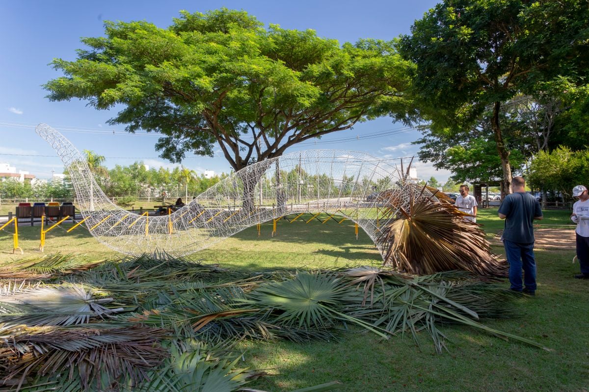 Esculturas gigantes foram desenvolvidas pelo casal de artistas Felipe Barbosa e Rosana Ricalde por Felipe Amarelo