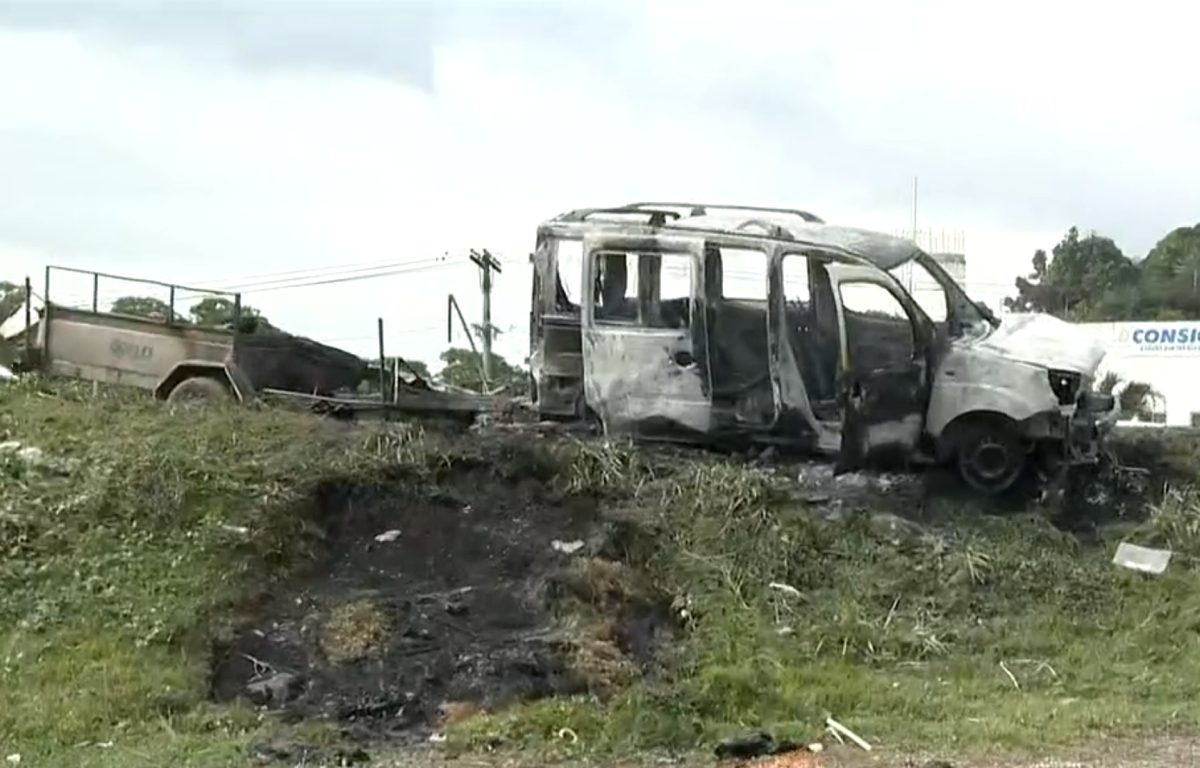 Carro ficou destruído após incêndio em Cariacica