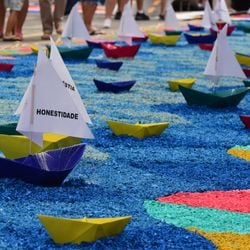 Saiba como ficam os horários de funcionamento de lojas, supermercados, shoppings, bancos e repartições públicas nesta quinta-feira (19)