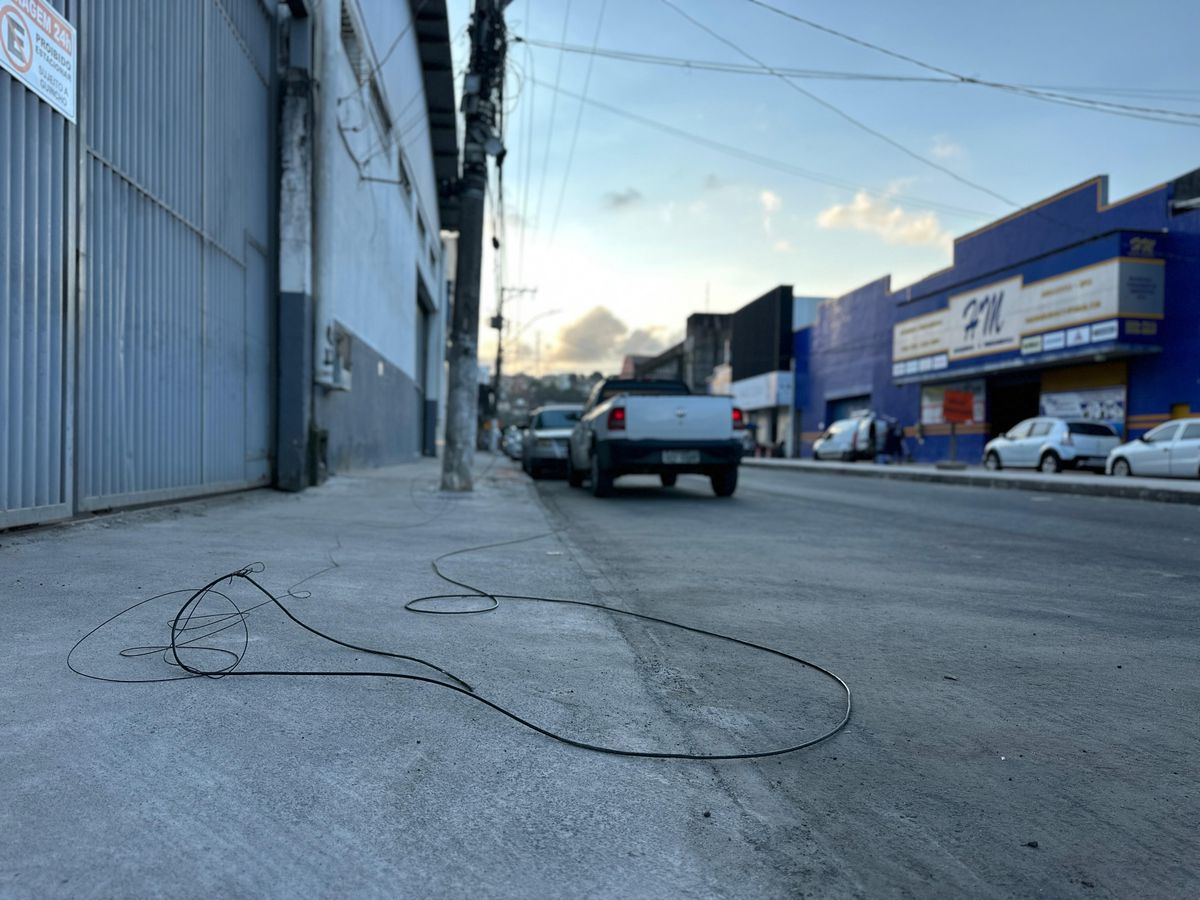 Fio que atingiu e deixou queimado o pescoço do motoboy Artur Rios, de 22 anos, em Cariacica.