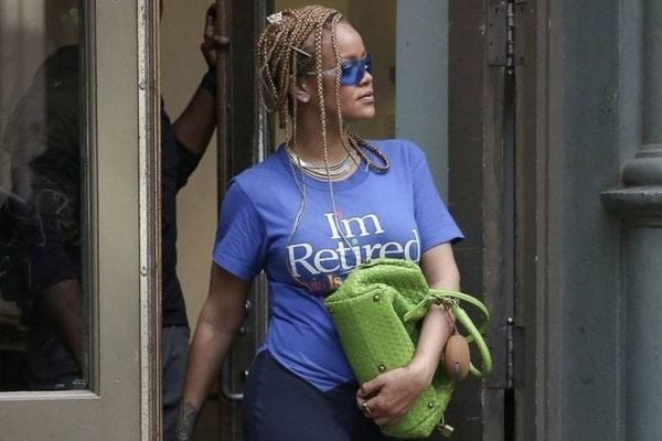 Rihanna usa camiseta escrito 'estou aposentada'