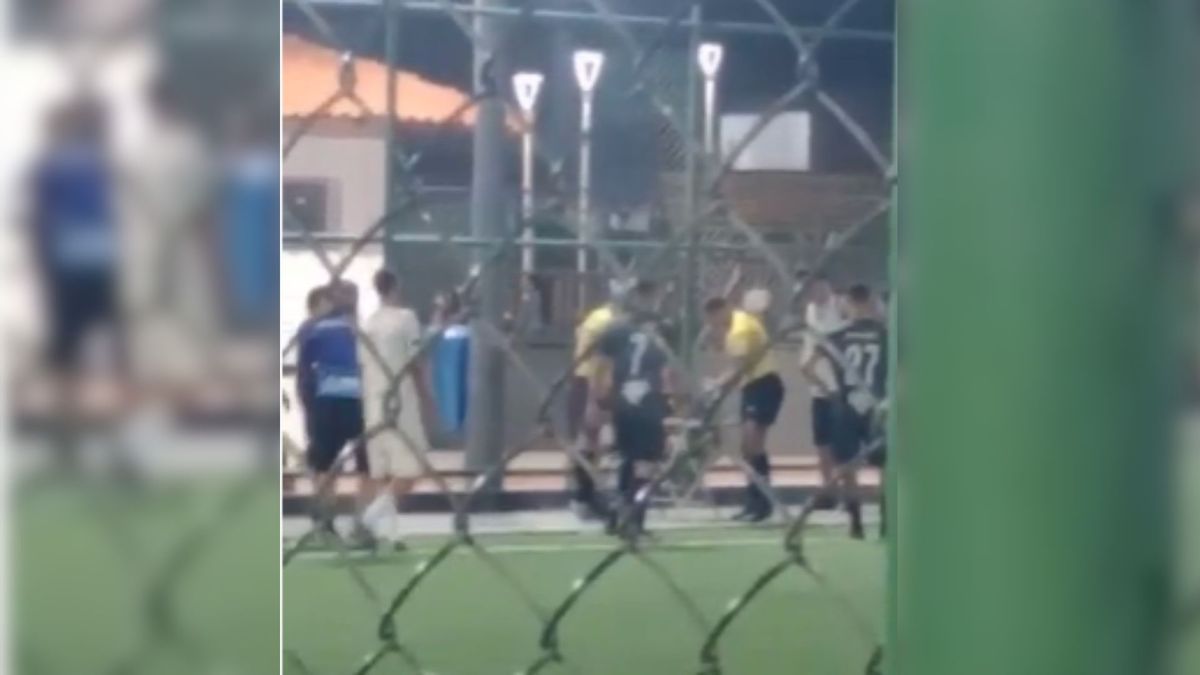 Briga entre árbitro e jogador em Jacaraípe: confusão começou ainda no início da partida