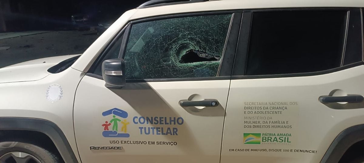 Adolescente depreda carro do Conselho Tutelar com barra de ferro no Sul do ES