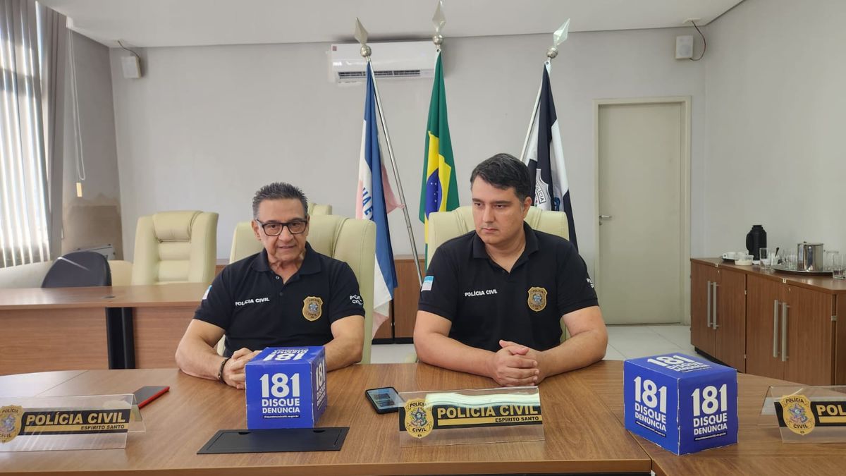 Delegado-geral da PCES, José Darcy Arruda (esquerda) e titular da Delegacia Especializada de Homicídios e Proteção à Pessoa (DHPP) de Venda Nova do Imigrante, delegado Alberto Roque Peres, em entrevista coletiva nesta segunda-feira (10)
