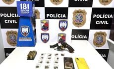 De acordo com a Polícia Civil, equipes foram até o local após receberem informações de que suspeitos estariam com armas e manipulando drogas