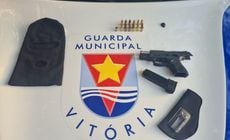 Além de uma pistola calibre 9 mm, a Guarda Municipal disse ter encontrado uma touca ninja dentro do veículo; caso ocorreu no início da manhã desta quarta-feira (12)