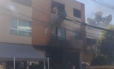 Uma mulher e um bebê que estavam no apartamento que fica acima do local do incêndio receberam atendimento médico devido à intensa fumaça