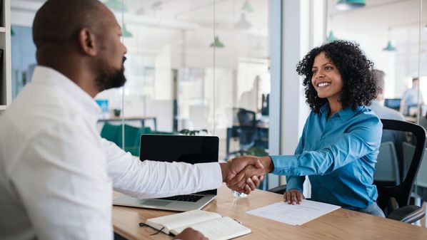 Em outubro de 2023, tinham sido criados 190.366 postos de trabalho, nos dados com ajuste, que consideram declarações entregues em atraso pelos empregadores