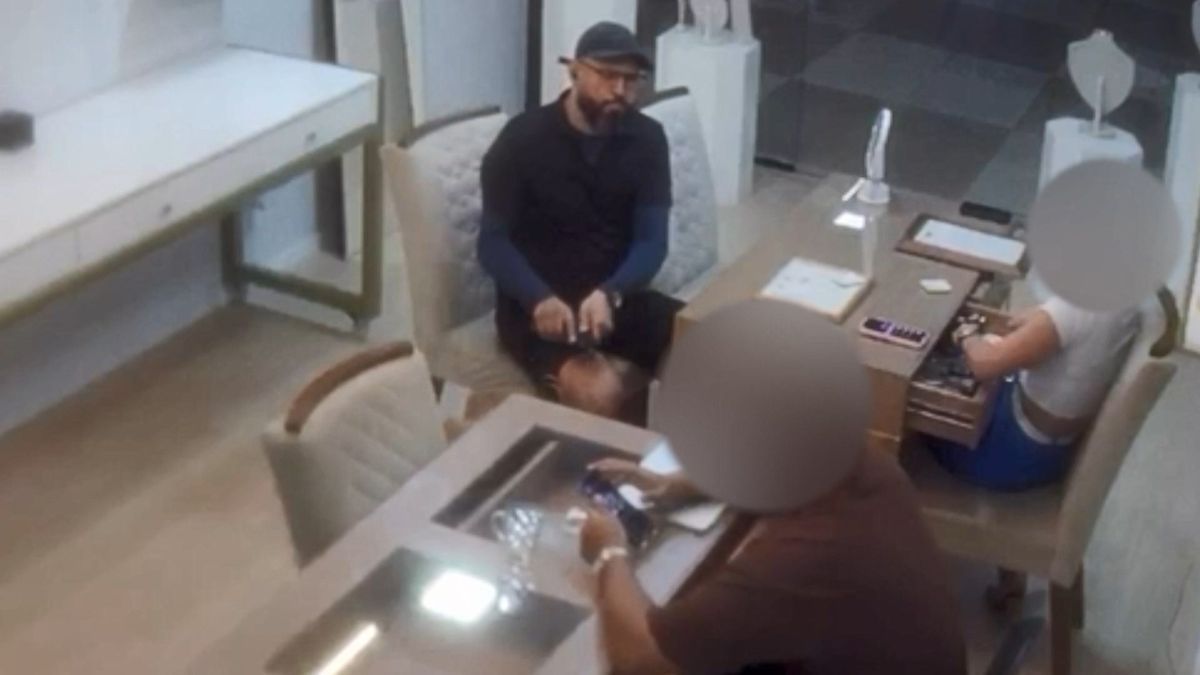 Criminoso tirou arma de sacola para ameaçar donos de joalheria em Vila Velha por Pablo Campos