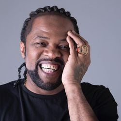 O cantor Xande de Pilares se apresenta em Vitória neste sábado (15)