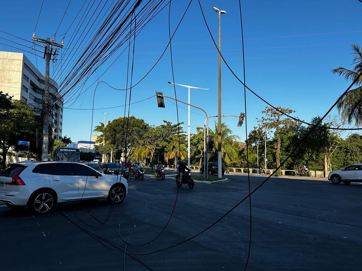Cabos foram derrubados por caminhão que carregava barco
