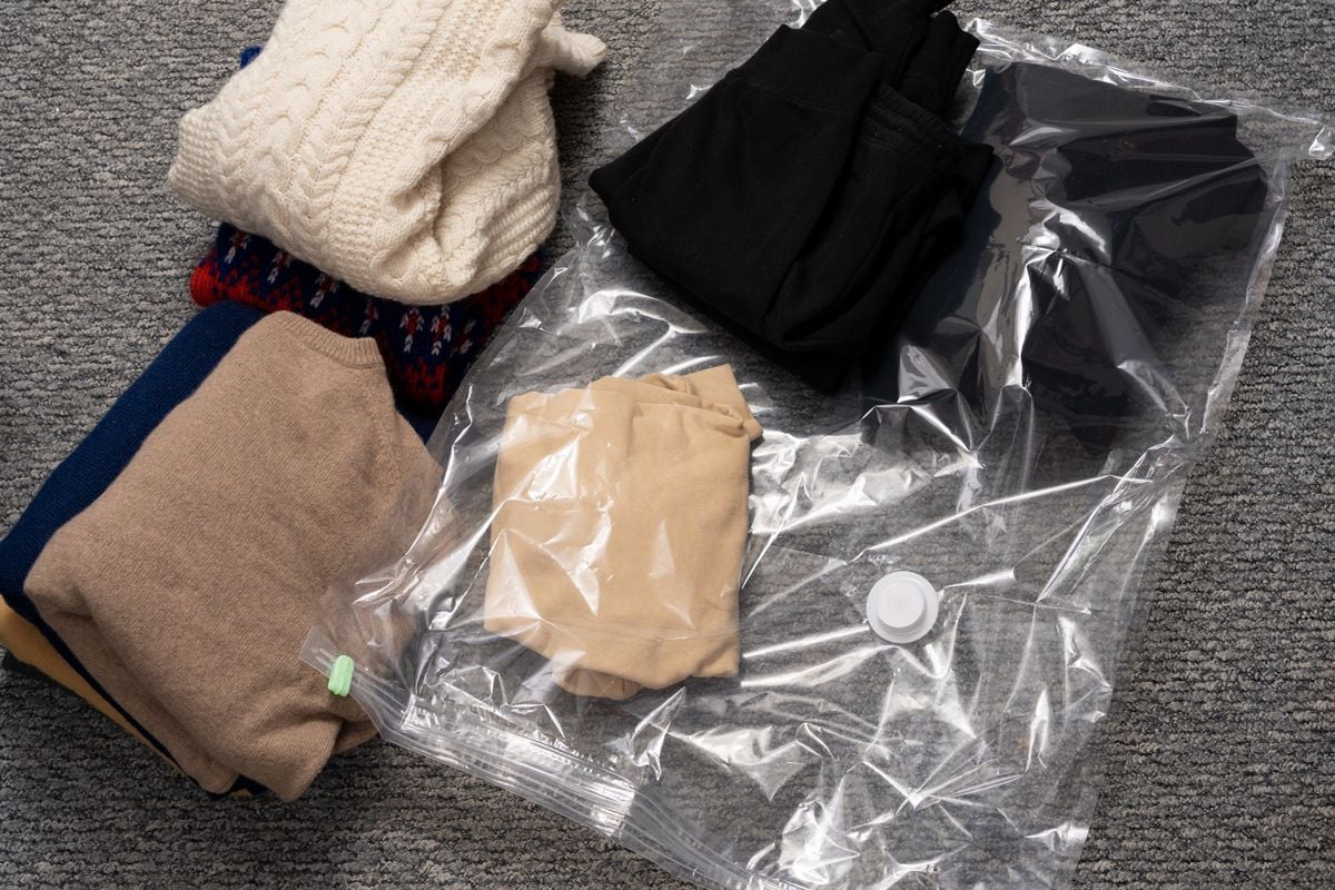 Não armazene roupas em sacos plásticos, pois eles podem reter umidade