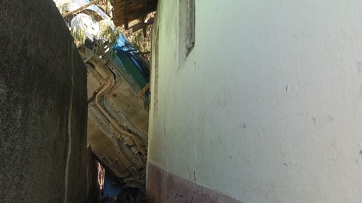 Uma semana depois, carro segue pendurado ao lado de casa em Cachoeiro 