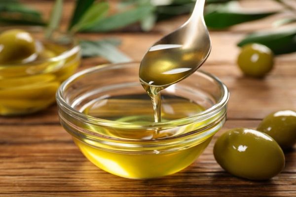 7 benefícios do azeite para a saúde e como usá-lo na alimentação