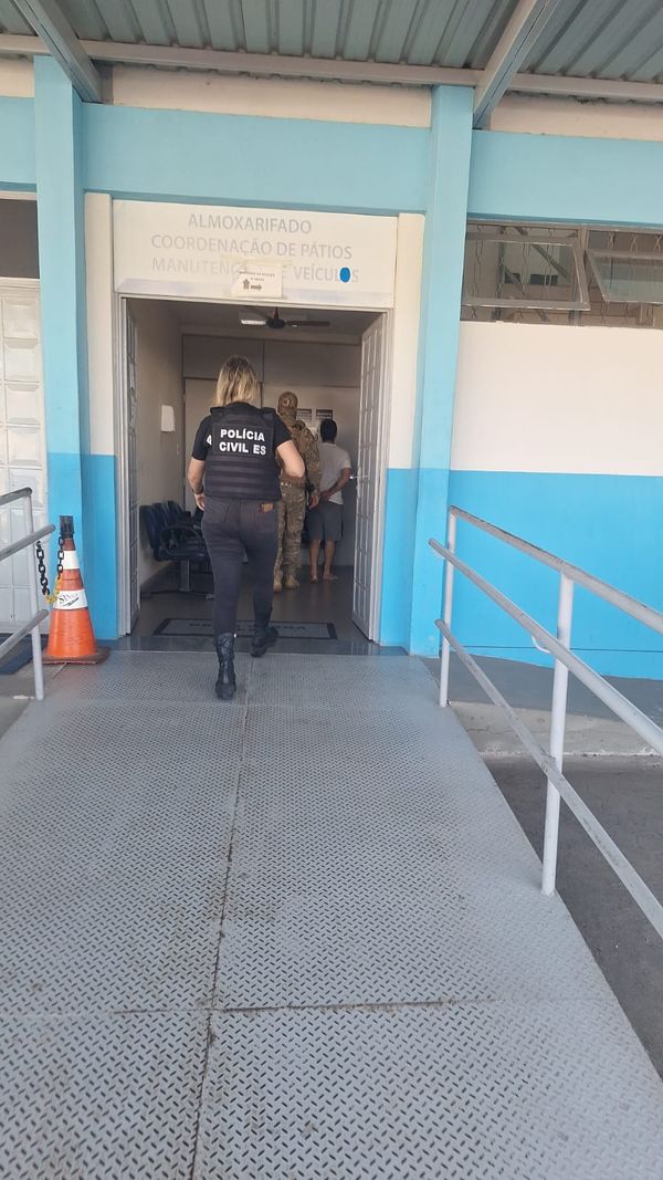 O suspeito foi levado à Delegacia Especializada de Atendimento à Mulher da Serra por Divulgação | Polícia Civil