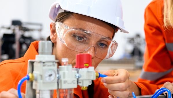 Censo Escolar registra 3.187.976 alunos de educação profissional; metade das matrículas em itinerários técnicos no ensino médio está nos cursos de administração, informática, desenvolvimento de sistemas, agropecuária e logística