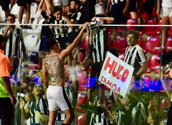 Botafogo vence o Grêmio e assume a liderança do Campeonato Brasileiro em noite de festa da torcida capixaba no Kleber Andrade por Carlos Alberto Silva/A Gazeta