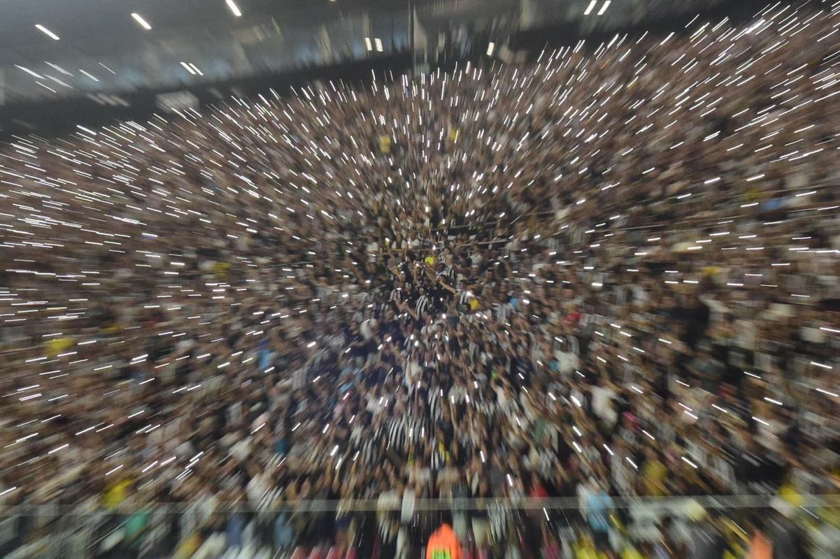 Botafogo vence o Grêmio e assume a liderança do Campeonato Brasileiro em noite de festa da torcida capixaba no Kleber Andrade por Carlos Alberto Silva/A Gazeta