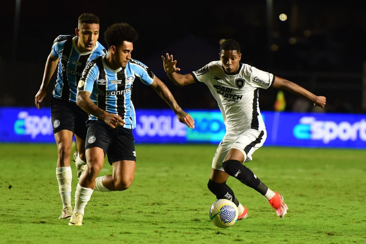 Botafogo vence o Grêmio e assume a liderança do Campeonato Brasileiro em noite de festa da torcida capixaba no Kleber Andrade por Carlos Alberto Silva/A Gazeta