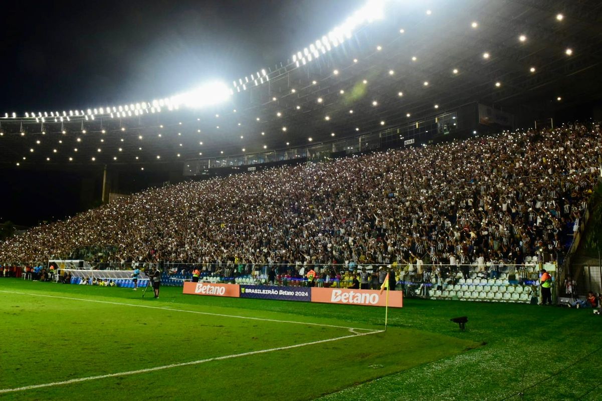 Botafogo vence o Grêmio e assume a liderança do Campeonato Brasileiro em noite de festa da torcida capixaba no Kleber Andrade por Carlos Alberto Silva/A Gazeta