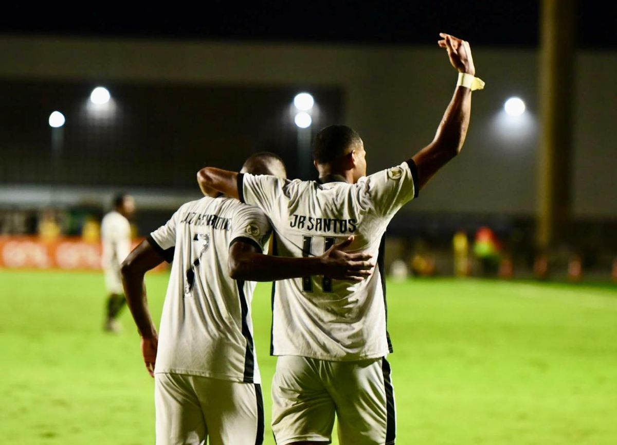 Botafogo vence o Grêmio e assume a liderança do Campeonato Brasileiro em noite de festa da torcida capixaba no Kleber Andrade por Carlos Alberto Silva/A Gazeta