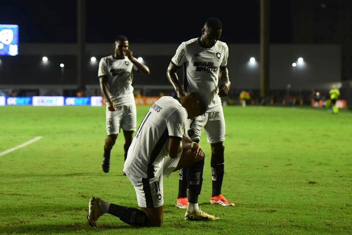 Botafogo vence o Grêmio e assume a liderança do Campeonato Brasileiro em noite de festa da torcida capixaba no Kleber Andrade por Carlos Alberto Silva/A Gazeta